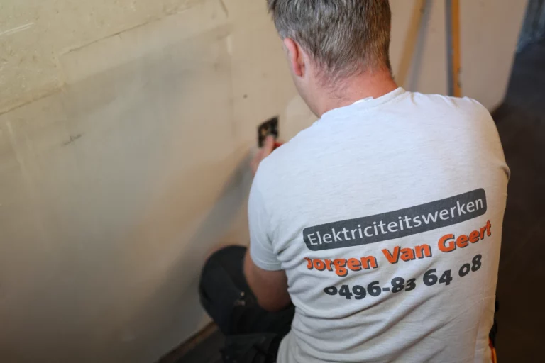 Elektricien van Jorgen Van Geert monteert een stopcontact tijdens een renovatie