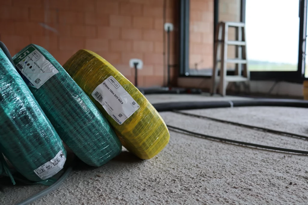 Rollen flexibele elektriciteitsbuis op een nieuwbouwwerf