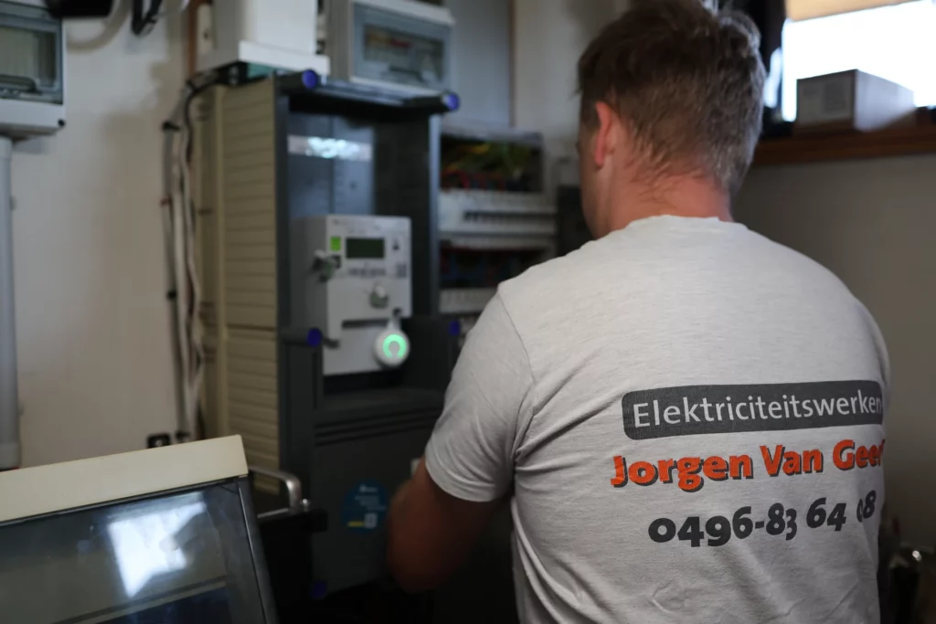 Elektricien werkt aan een verdeelkast naast de digitale meter